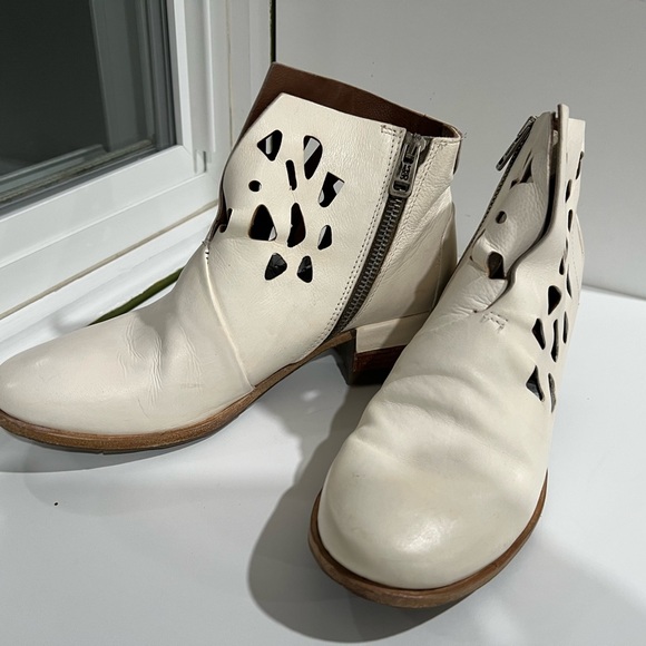 AS98 Ivory CutOut Ankle Boots 38/8 - Picture 13 of 16